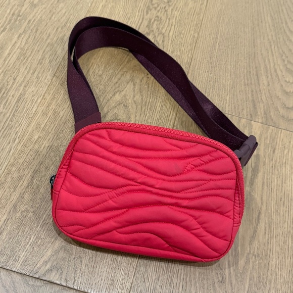 GUC Lululemon Team Canada Quilted Everywhere Belt Bag Crimson/Red Merlot - Picture 2 of 9
